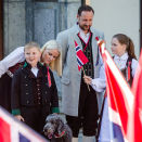 The Crown Prince and Crown Princess with their children greet the Children's Parade in Asker outside Skaugum. Photo: Audun Braastad / NTB scanpix